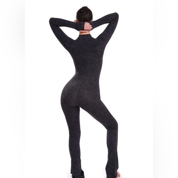 BODY BY RAVEN DARK GIRAFFE JUMPSUIT🦒🖤 - Picture 4 of 8